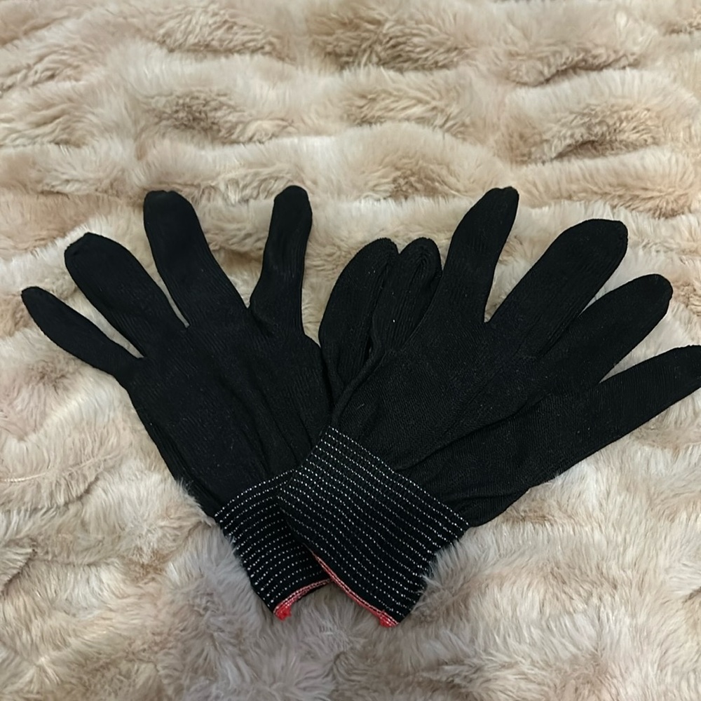1 pair of heat styling gloves!